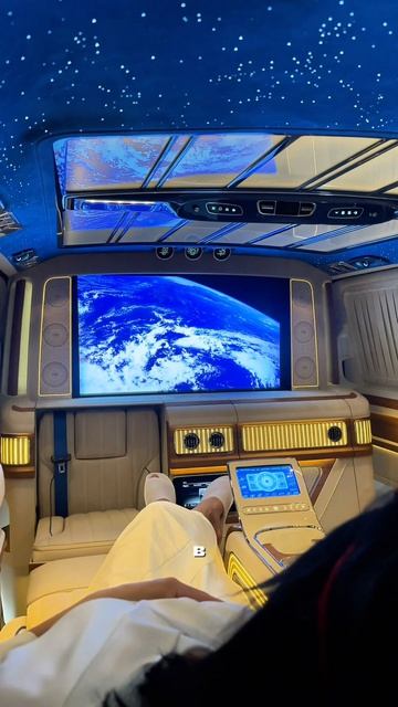 Louis Vuitton, но в формате Mercedes V-Class. смотреть онлайн