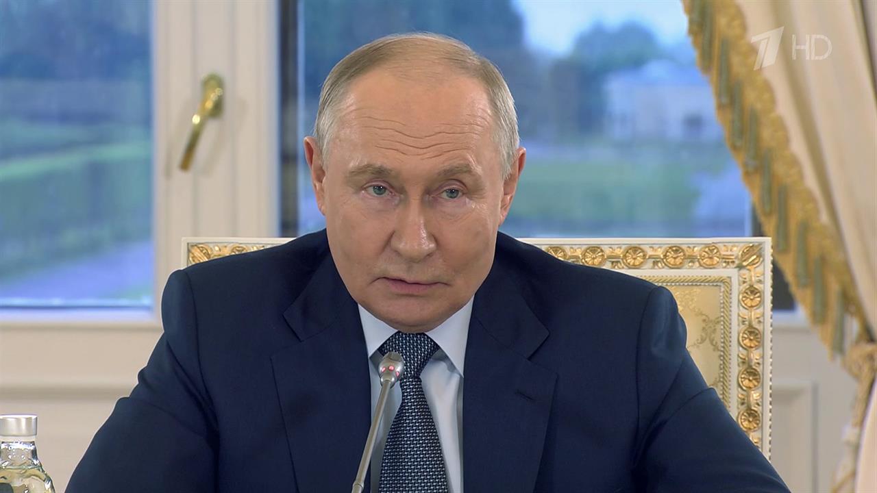 Владимир Путин на полях ПМЭФ встретился с главами международных информационных агентств. смотреть онлайн