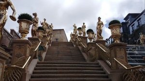 Лестница с золотыми фигурами!