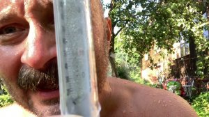 Закаливание холодной водой из скважины с глубины 30 метров при помощи садового душа.