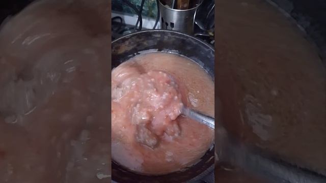 Красим яйца на кофейных отжимах и готовим тефтели из говяжьего фарша..