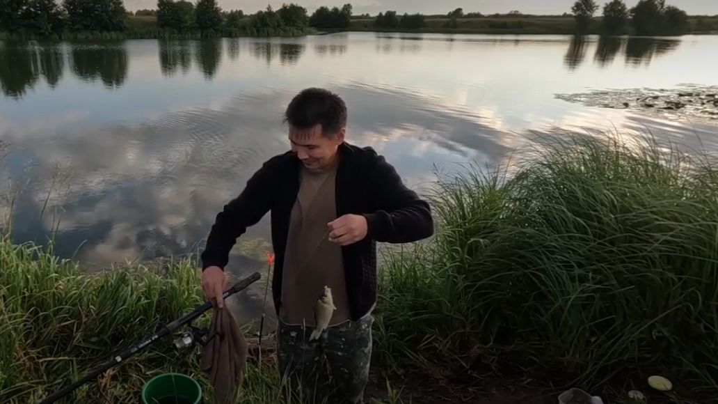 ОТЛИЧНАЯ РЫБАЛКА ПОСЛЕ ДОЖДЯ. КАРАСИ РАДУЮТ СВОЕЙ ПОКЛЕВКОЙ. смотреть онлайн