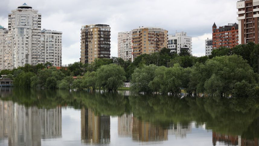 Спасатели укрепляют берега дамб на Кубани из-за паводка смотреть онлайн