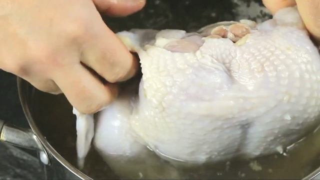 Пока все ЖАРЯТ, я предпочитаю МАРИНОВАТЬ курицу, и вкус получается НЕОБЫКНОВЕННО нежным и ароматным. смотреть онлайн
