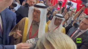 الأمير عبد العزيز يتلقى هدايا تذكارية على هامش منتدى بطرسبورغ