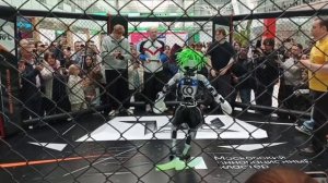 Лютейший поединок роботов на проходящем ПМЭФ