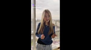 Юная девушка танцует