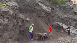 Строительство, шахтёры добывают песок в карьере
