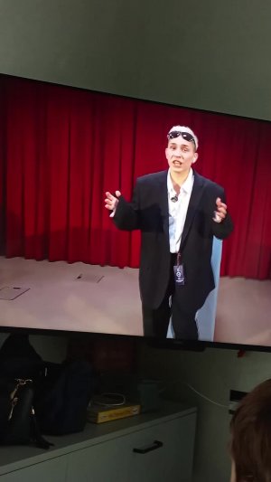 смотрим свидание с микро наушником в ВК видео