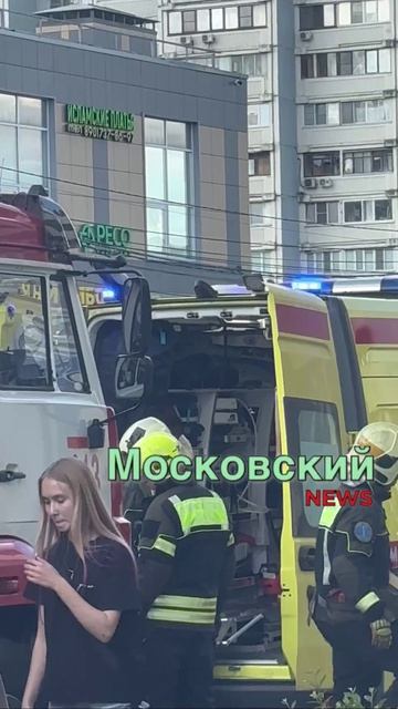 В поселении Филимонковское (Новая Москва) мужчина врезался в здание МФЦ смотреть онлайн