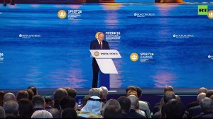 Путин выступает на пленарном заседании ПМЭФ-2026