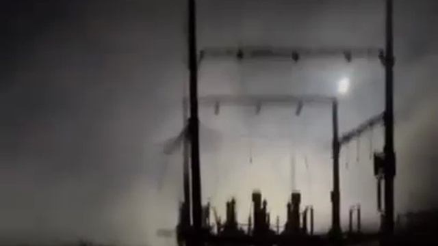 Яркие вспышки, сопровождающиеся громкими хлопками, озарили небо на тяговой подстанции в Кубинке ночь смотреть онлайн