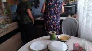 С мужем на кухне готовимся к ужину.
