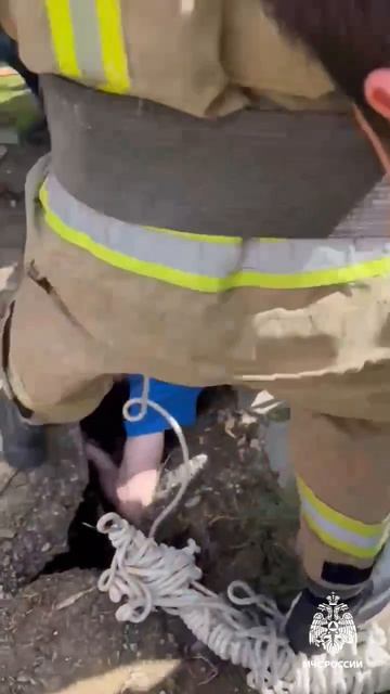 В Гудермесе спасатели вытащили трехлетнюю девочку из выгребной ямы