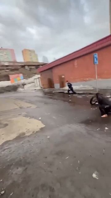 GTA из Норильска: подростки на мотоцикле уходили от погони, сбили женщину и попытались скрыться.