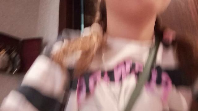 выходим из дома а Тиша капризничает в переноске.