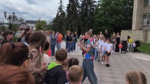 Анастасия Политова вручает подарок