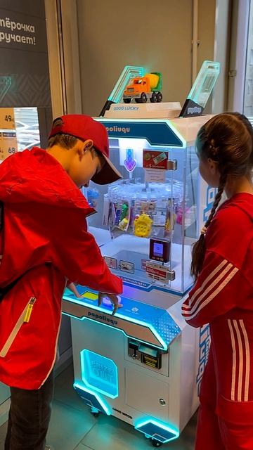 Достаём сюрприз из аппарата карусель в Пятёрочке 😎 Повезет или нет?