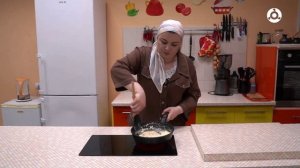 Утреннее меню. Скрембл с творогом, греческим сыром и зеленью