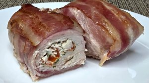 Куриные рулетики в беконе с творожным сыром и болгарским перцем.