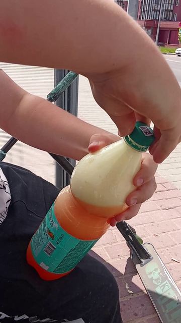 Рукожопы открывают бутылку газировки