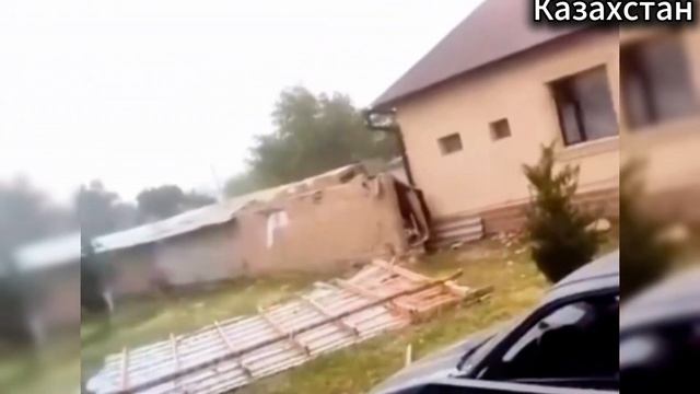 Жуткие кадры стихии сегодня: торнадо сносит дома, в Риме! Дома уходят под воду в Казахстане! Сегодня смотреть онлайн