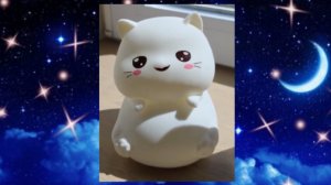 Японский котёнок-ночник поёт песню спокойной ночи