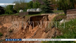 Участки и постройки жителей деревни Карабатово уходят под землю из‑за непрекращающегося оползня