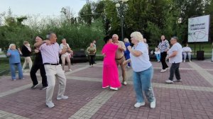 Танцы в парке Победы.... 05.06.26.