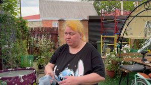 Опять тля на нас напала, обрабатываем участок.