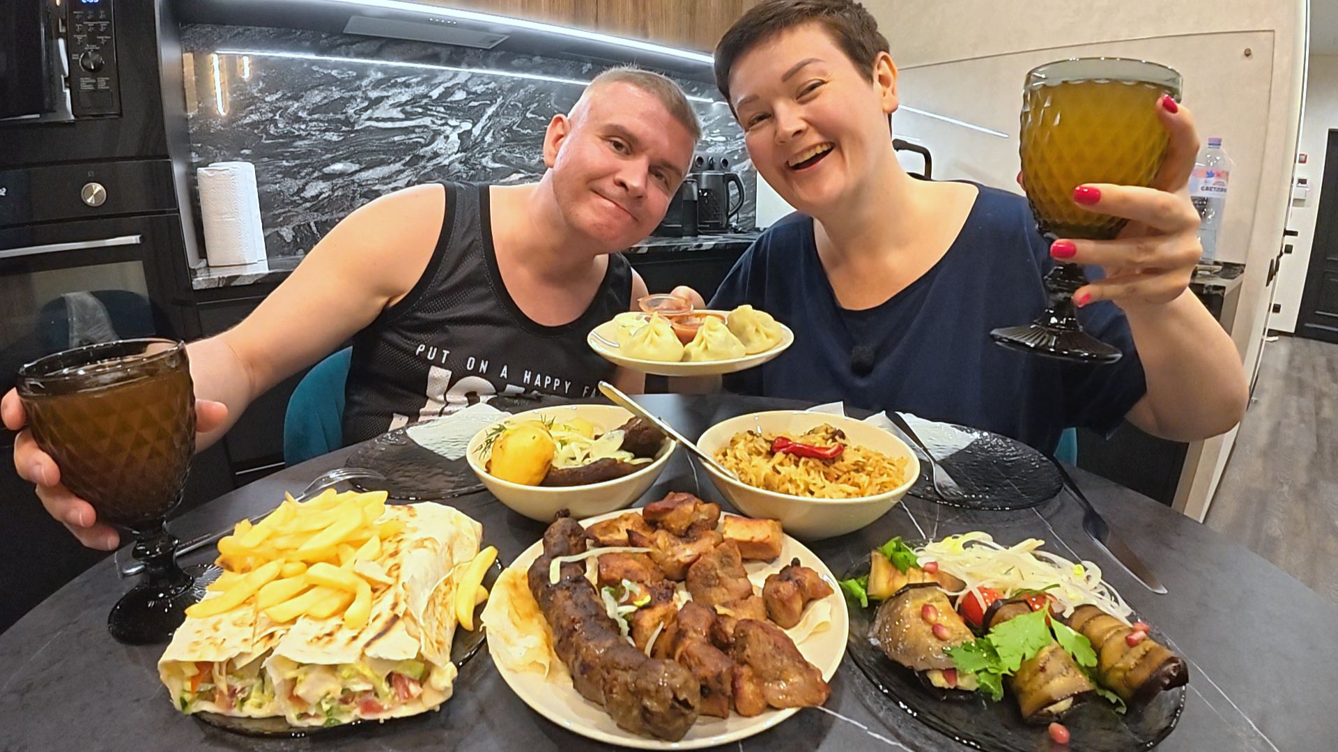 Мукбанг домой с ПРИКЛЮЧЕНИЯМИ! Стол ЛОМИТСЯ, ОТМЕЧАЕМ ДР Вована ТОСТЫ мясо и ОБЖОР на Питерский ужин смотреть онлайн