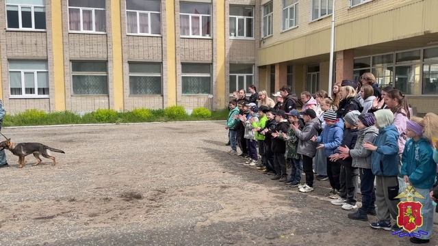 Полицейские - кинологи инспекторы ПДН и студенты поздравили ребят с Днем защиты детей