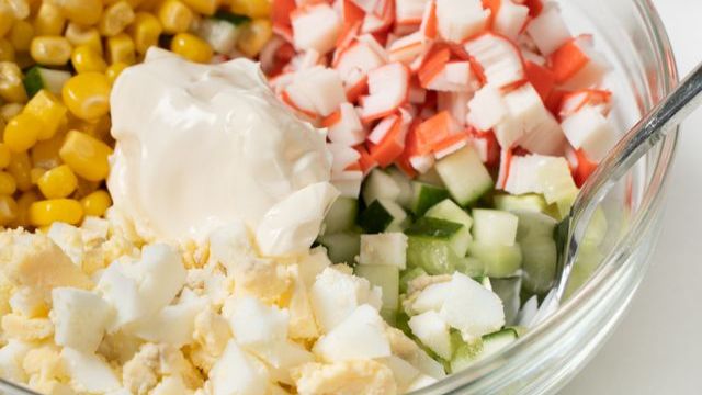 Салат с крабовыми палочками Ничего лишнего