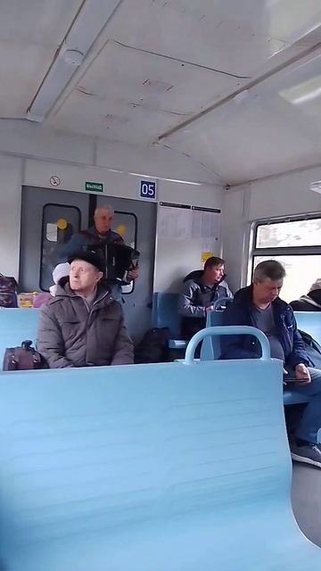Баянист в электричке. Старые мелодии.