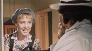Королева бензоколонки 1962 г.  - Неудобство, дочь моя. Почему радио не глаголет? Нехорошо...