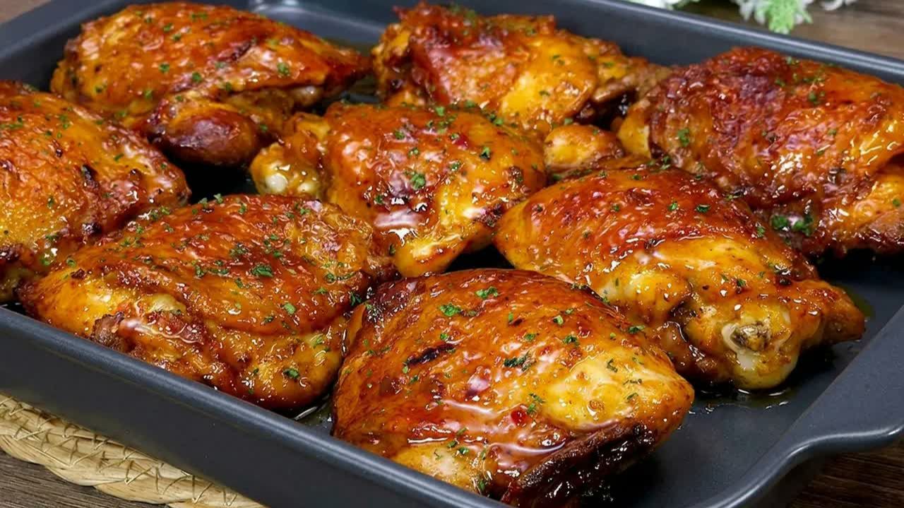 Соседка выпытывала рецепт год! Сытные куриные бёдрышки в соусе с хрустящей корочкой смотреть онлайн
