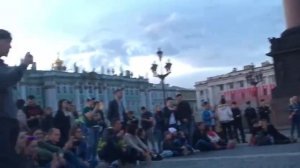 Кино - Группа крови. Уличные музыканты исполняют под гитару