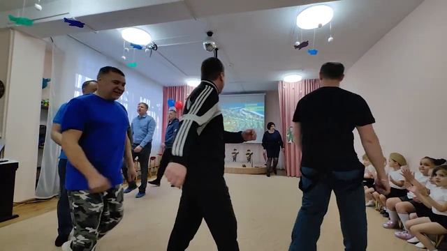 "С Днём защитника Отечества!", развлечение "Папа и я, большие друзья!" смотреть онлайн