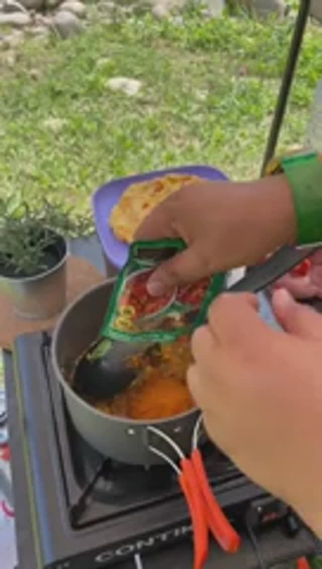 Готовим курицу с карри в лесу карри курица кемпинг готовканакостре ужинвлесу походнаяеда asmr