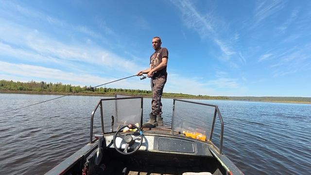 Поездка на лодкеловля спиннингом