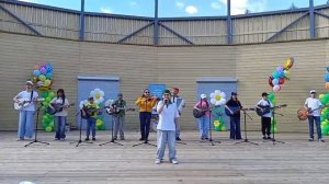 Инструментальный ансамбль «Мирные затейники».«Когда мои друзья со мной».Солист Богдан Аракелян