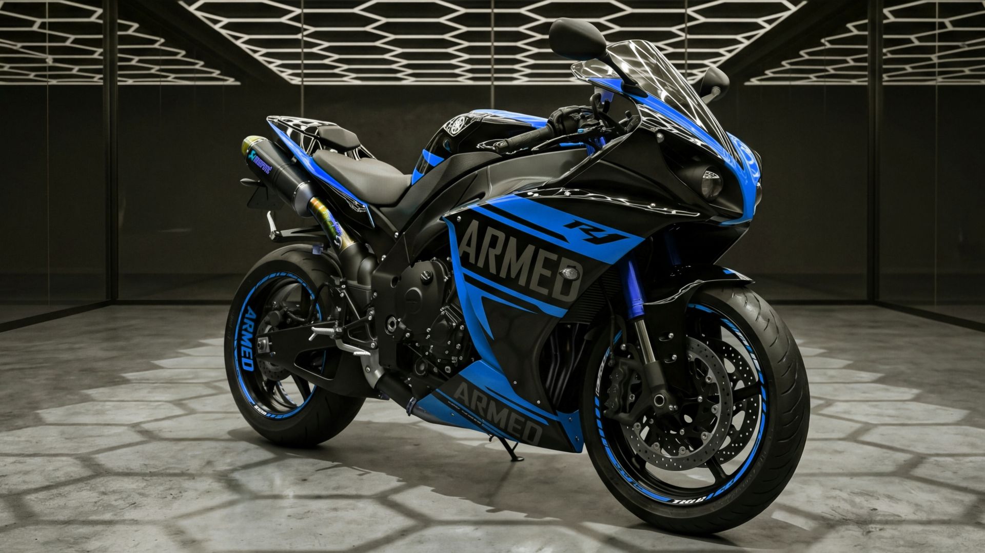 4K video Yamaha R1 смотреть онлайн