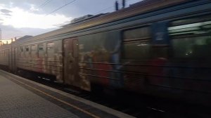 Электропоезд ЭР31 в лучах заходящего солнца