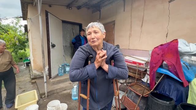Добровольцы гумкорпуса Югры привезли воду жительнице Курахово
