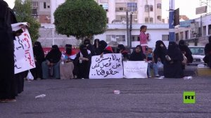 «نحن في وضع كارثي».. تظاهرة نسائية في عدن تندد بتردي الخدمات وسط أزمة معيشية متفاقمة