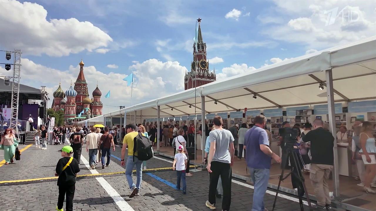 Мероприятия на книжном фестивале "Красная площадь" посвятили Александру Пушкину. смотреть онлайн