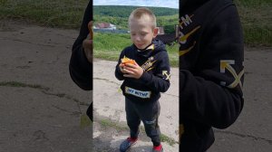 Это мои новые младшие друзья - браты (разговор) снято в деревне