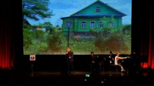 Юрий Поликарпович Кузнецов

Среди пыли, в рассохшемся доме
Одинокий хозяин живёт.
Раздражённо скрипя