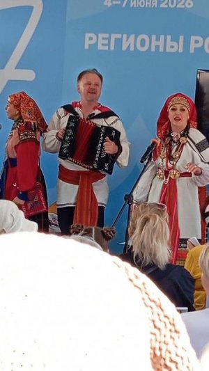 Попурри народных песен в исполнении народного хора.