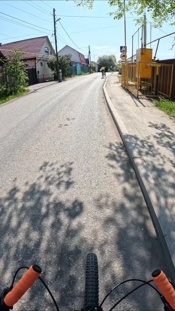 Догоняю пацанов, догнал по сути, но мне надо в другом направлении #велопоездка #велосипед #Тюмень
